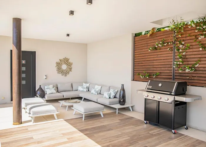 Ref 2152 - - Sea View For Rent *