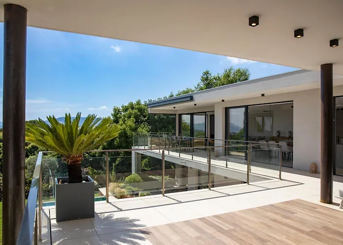 Villa Ref 2152 - - Sea View For Rent *